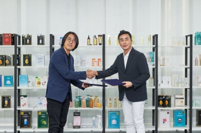 (왼쪽부터)김정웅 지피클럽 대표, 김경준 리튬인사이트 이사회의장의 협력계약 체결식 