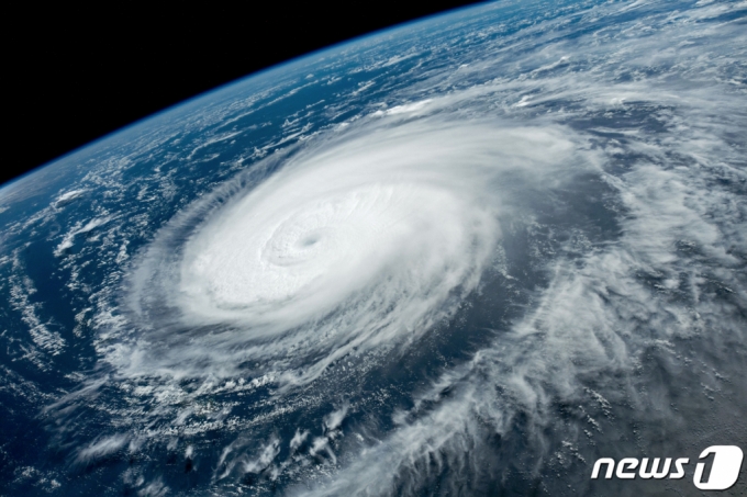 미국 항공우주국(NASA) 지구관측소가 4일(현지시각) 우주에서 찍은 태풍 힌남노 사진을 공개했다. 사진은 지난달 31일 국제우주정거장(ISS) 우주인이 촬영한 제11호 태풍 힌남노/사진=뉴스1 제공