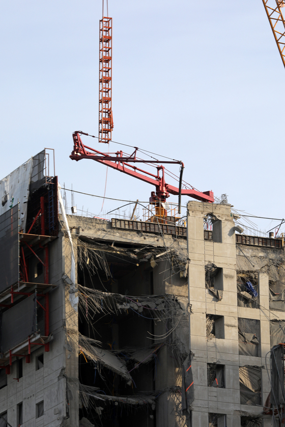 (광주=뉴스1) 황희규 기자 = 28일 오전 광주 서구 화정동 현대산업개발 아이파크 아파트 신축 공사 붕괴사고 현장에 건설용 리프트 기둥이 옮겨지고 있다. 2022.1.28/뉴스1  