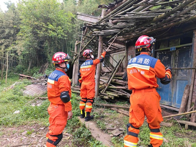 (아얀 AFP=뉴스1) 우동명 기자 = 2일 (현지시간) 중국 쓰촨성 아얀에서 규모 6.1의 지진의 영향으로 파손된 주택을 소방대원들이 살펴 보고 있다.   (C) AFP=뉴스1  