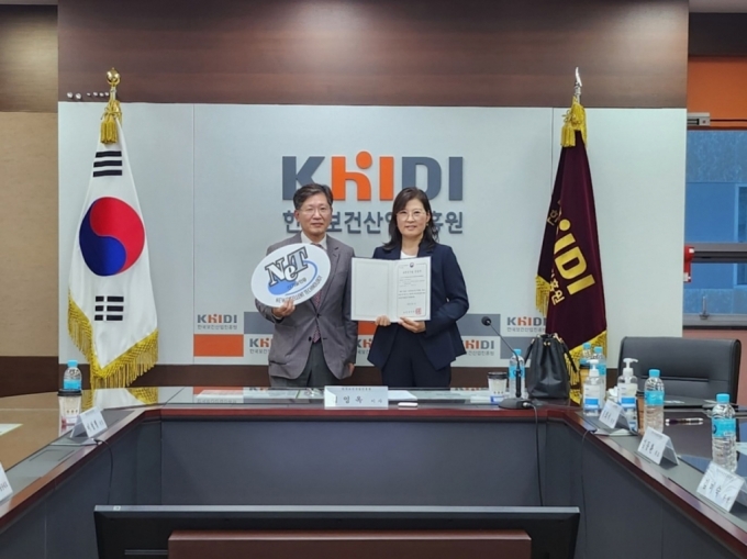  미래셀바이오 정형민 대표(왼쪽), 김은영 대표가 NET 인증 수여 기념촬영을 하고 있다./사진제공=미래셀바이오