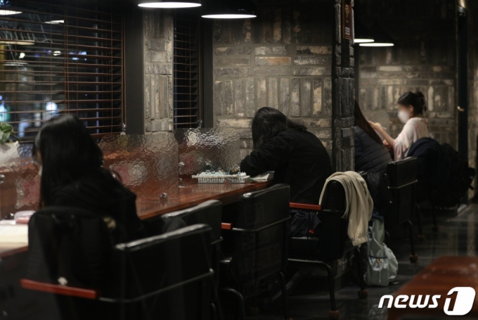 **해당 사진은 기사와 직접적인 연관 없음. 서울의 한 스터디카페에서 학생들이 밤10시가 넘어서 공부를 하고 있다. /사진=뉴스1  
