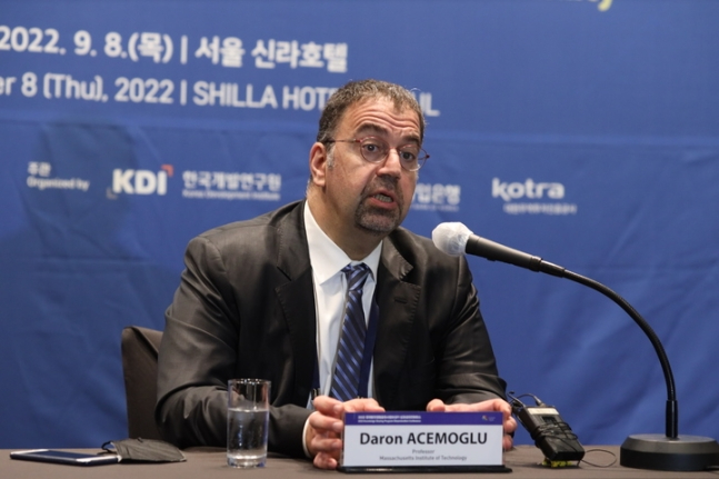 대런 애쓰모글루 매사추세츠공과대학교 교수(Daron Acemoglu)가 8일 서울 중구 신라호텔에서 열린 기자회견에서 발언하고 있다. /사진=한국개발연구원(KDI) 제공