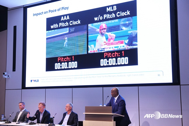 메이저리그(MLB) 관계자가 10일(한국시간) 열린 기자회견에서 2023시즌부터 바뀐 규칙에 대해 설명하고 있다. /AFPBBNews=뉴스1