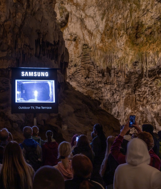삼성전자가 연간 100만명 이상이 방문하는 슬로베니아 포스토이나 동굴에 아웃도어용 라이프스타일TV '더 테라스'를 설치해, 관람객들이 동굴에 서식하는 희귀 동물 '올름'을 더욱 생생하게 관찰할 수 있도록 했다./사진제공=삼성전자