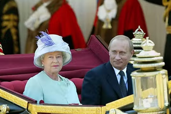 엘리자베스 2세 여왕(왼쪽)과 푸틴 러시아 대통령 /AFP=뉴스1