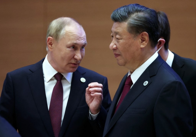 블라디미르 푸틴 러시아 대통령(왼쪽)이 15~16일(현지시간) 우즈베키스탄 사마르칸트에서 열린 상하이협력기구(SCO) 정상회의에서 시진핑 중국 국가주석(오른쪽)과 만나 대화하고 있다./ⓒAFP=뉴스1