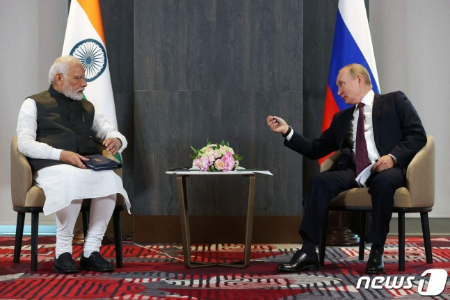 나렌드라 모디 인도 총리(왼쪽)와 블라디미르 푸틴 러시아 대통령이 16일(현지시간) 우즈베키스탄 사마르칸트에서 만나 회담하고 있다. ⓒ AFP=뉴스1