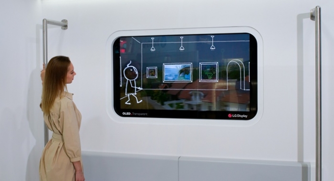  LG디스플레이 모델이 독일 베를린에서 20일(현지시간) 열리는 세계 최대 철도 기술 박람회 '이노트렌스 2022'에서 열차 창문용 투명 OLED 솔루션을 소개하고 있다./사진=LG디스플레이