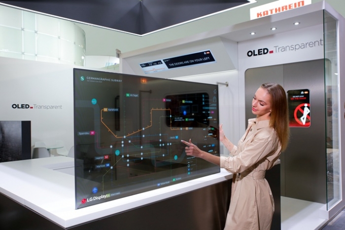 LG디스플레이 모델이 독일 베를린에서 20일(현지시간) 열리는 세계 최대 철도 기술 박람회 '이노트렌스 2022'에서 열차 창문·출입문용 투명 OLED 솔루션을 소개하고 있다./사진제공=LG디스플레이