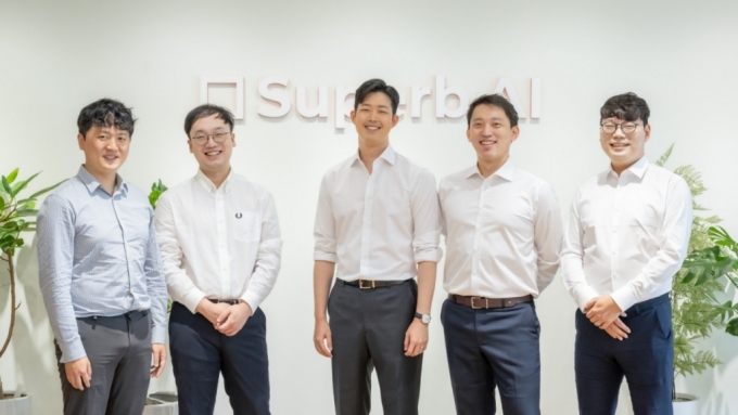 이종혁(왼쪽부터), 이정권(CTO), 김현수(CEO), 이현동, 차문수 공동창업자 /사진제공=슈퍼브에이아이