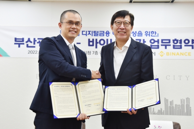 박형준 부산시장(오른쪽)이 26일 창펑 자오 바이낸스 대표와 부산 디지털자산거래소 설립 등을 위한 협약을 하고 있다./사진제공=부산시 