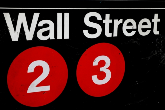  A sign for the Wall Street subway station in the financial district in New York City, U.S., August 23, 2018. REUTERS/Brendan McDermid /사진=로이터=뉴스1