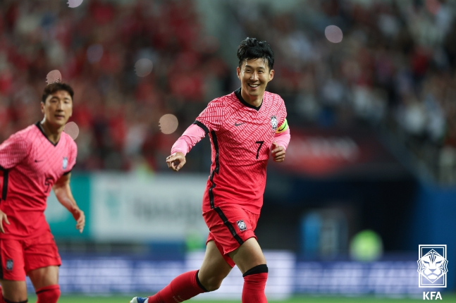 손흥민이 지난 6월 대전월드컵경기장에서 열린 칠레전에서 득점에 성공한 뒤 환하게 웃고 있다. /사진=대한축구협회
