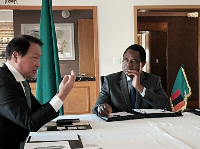 최태원 SK 회장(왼쪽), 하카인데 히칠레마(Hakainde Hichilema) 잠비아 대통령 /사진=SK