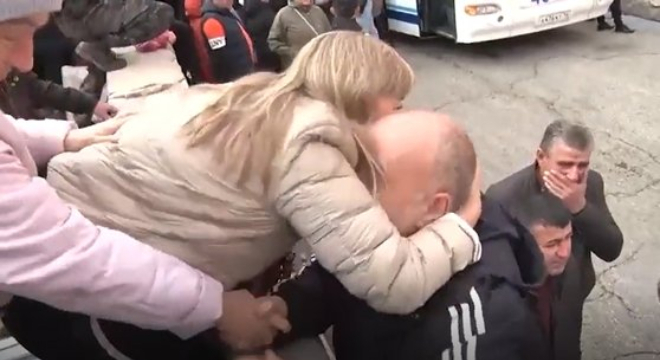 징집되는 러시아인들과 가족들이 눈물을 흘리며 작별 인사를 하고 있다. /ⓒ사진=트위터 캡처