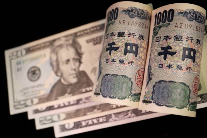 Banknotes of Japanese yen and U.S. dollar are seen in this illustration picture taken September 23, 2022. REUTERS/Florence Lo/Illustration/==1