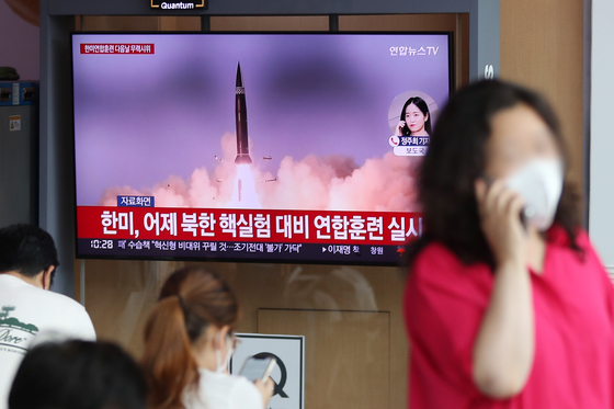 지난 6월 5일 오전 서울 중구 서울역 대합실에서 시민들이 북한의 미사일 발사 관련 소식을 TV 뉴스를 통해 시청하고 있다. /사진=뉴스1  