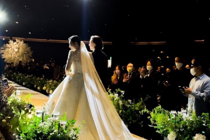 래퍼 넉살이 6살 연하의 아내가 결혼 행진을 하는 모습./사진=넉살 인스타그램