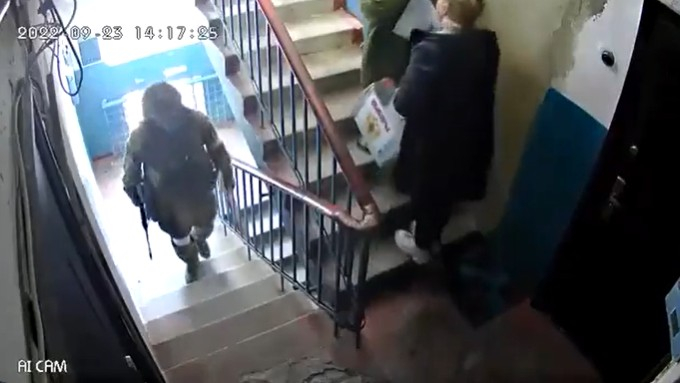 총을 든 병사(왼쪽)와 투명한 투표함을 든 여성(오른쪽)이 아파트로 보이는 건물 계단을 모르는 모습.(영상 갈무리) 이 영상에는 9월 23일이라고 날짜가 표시돼 있다. 트위터에 영상을 올린 이는 남부 우크라이나에서 찍힌 것이라고 썼다. 
