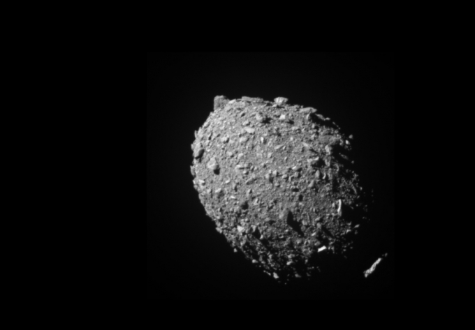 미국항공우주국(NASA)의 다트 우주선이 충돌 직전 촬영한 소행성 디모포스(Dimorphos). / 사진=미국항공우주국(NASA)