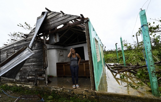 27일(현지시간) 쿠바에서 한 주민이 허리케인 이언으로 무너진 집을 보며 망연자실한 표정을 짓고 있다./AFPBBNews=뉴스1