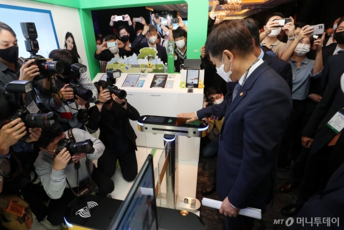 [사진]김주현 금융위원장, 핀테크 기술 직접 체험