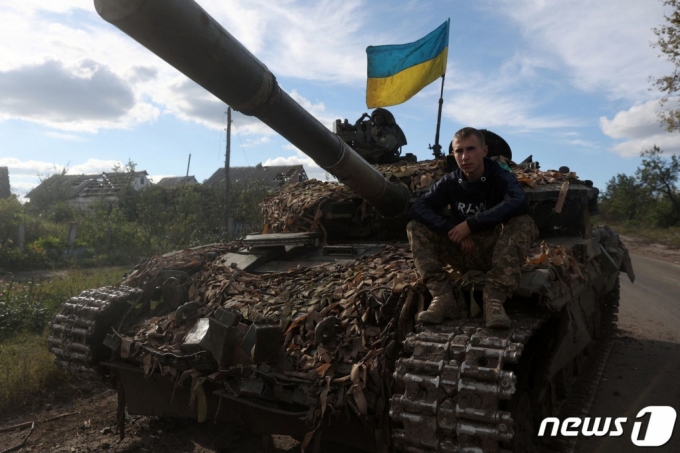 (돌리나 AFP=뉴스1) 우동명 기자 = 22일 (현지시간) 최근 러시아 군의 공격을 격퇴한 우크라이나 도네츠크 돌리나 도로에서 병사가 탱크 위에 앉아 있다.  ⓒ AFP=뉴스1  Copyright (C) 뉴스1. All rights reserved. 무단 전재 및 재배포 금지.