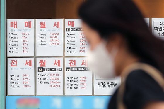서울 강남구에 위치한 한 공인중개사 사무소에 아파트 매매 및 전·월세 가격표가 적혀 있다.   /사진=뉴스1