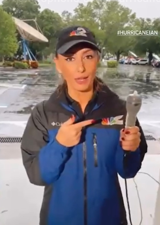 NBC2 방송 기자인 카일라 갤러가 콘돔을 씌운 마이크를 들고 초강력 허리케인 '이언'의 상륙 소식을 전했다./사진=인스타그램