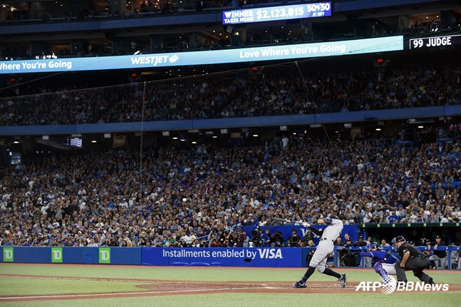 애런 저지(아래 오른쪽 3번째)가 29일(한국시간) 토론토전에서 시즌 61호 홈런을 터트리고 있다. /AFPBBNews=뉴스1
