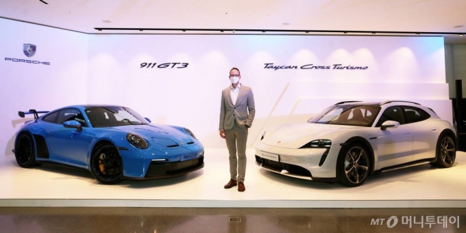 홀가 게어만 포르쉐코리아 대표가 14일 서울 강남구 청담스퀘어에서 신형 '911 GT3'와 '타이칸 크로스 투리스모'를 국내 공식 출시하며 소개하고 있다. /사진=김휘선 기자 hwijpg@
