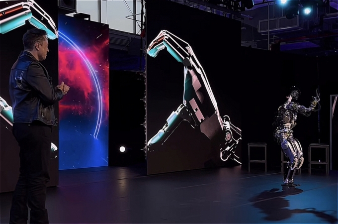 일론 머스크 테슬라 CEO가 AI 휴머노이드 로봇 '옵티머스(Optimus)' 초기 프로토타입을 시연하는 모습 /사진=테슬라 인스타그램 