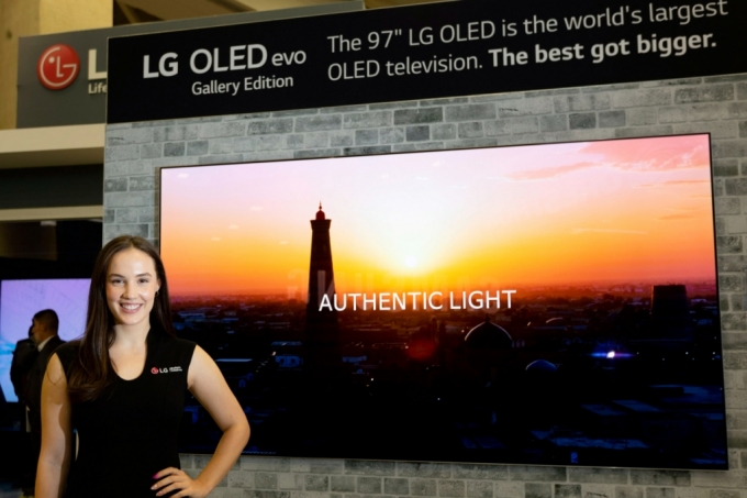 LG전자 모델이 미국 댈러스에서 열린 영상가전 전시회 CEDIA 2022에서 최근 북미 시장에 출시된 97형 올레드 TV를 소개하고 있다./사진제공=LG전자