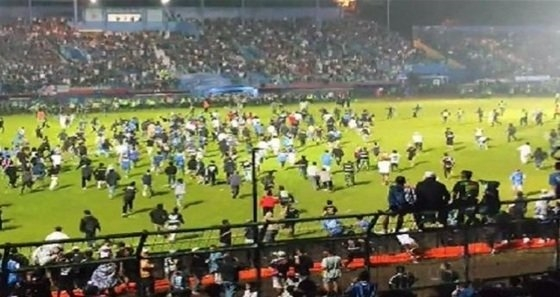 2일(현지시간) 인도네시아 축구 경기장에서 군중들이 난동을 부려 127명이 사망하고 180명이 다쳤다. /사진=뉴스1( 트위터 갈무리)