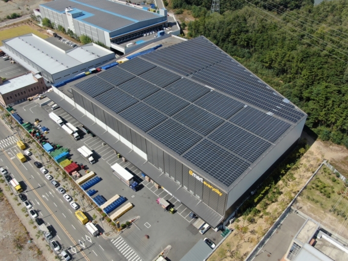 이마트에브리데이 경산 물류센터 지붕에 설치된 태양광 발전 설비 /사진=브라이트에너지파트너스 