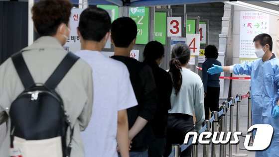지난달 22일 서울 용산구보건소 신종 코로나바이러스 감염증(코로나19) 선별진료소를 찾은 시민들이 검사를 받기 위해 줄을 서고 있다./사진=뉴스1