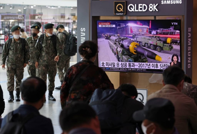  4일 오후 서울 중구 서울역 대합실에서 시민들이 북한의 미사일 발사 관련 뉴스를 시청하고 있다./사진=뉴시스