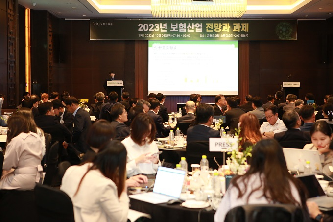보험연구원은 6일 서울 여의도 콘래드호텔에서 보험사 CEO 20여명이 참석한 가운데 '2023년 보험산업 전망과 과제' 조찬 세미나를 개최했다./사진제공=보험연구원