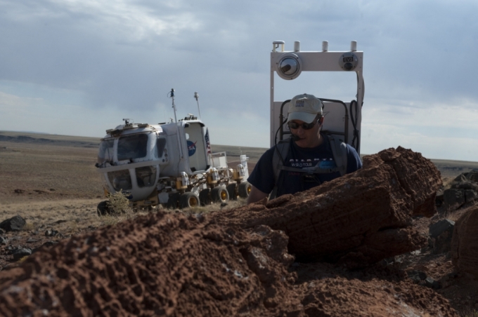  미국항공우주국(NASA) 우주 비행사들이 '아르테미스 시대'를 대비하기 위한 달 위를 걷는 '문워킹' 모의훈련에 나선다. 사진은 2011년 NASA가 사막에서 과학 연구를 수행하는 모습. / 사진=미국항공우주국(NASA)