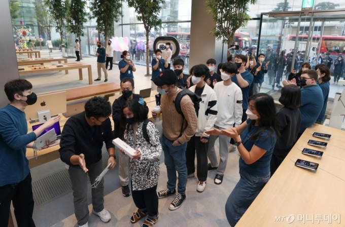[사진]줄지은 아이폰14 구매자들
