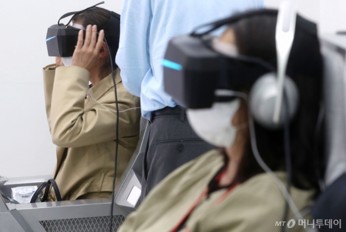 [사진]UAM VR 체험하는 관람객
