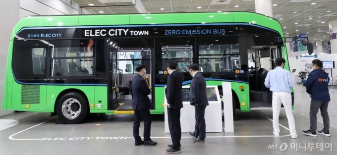 12일 서울 강남구 코엑스에서 열린 국회수소경제포럼이 주최하고 머니투데이와 코엑스(COEX)가 공동 주관하는 '그린비즈니스위크 2022(GBW 2022)'를 찾은 관람객들이 현대자동차 부스에서 전기버스를 둘러보고 있다. /사진=홍봉진 기자 honggga@