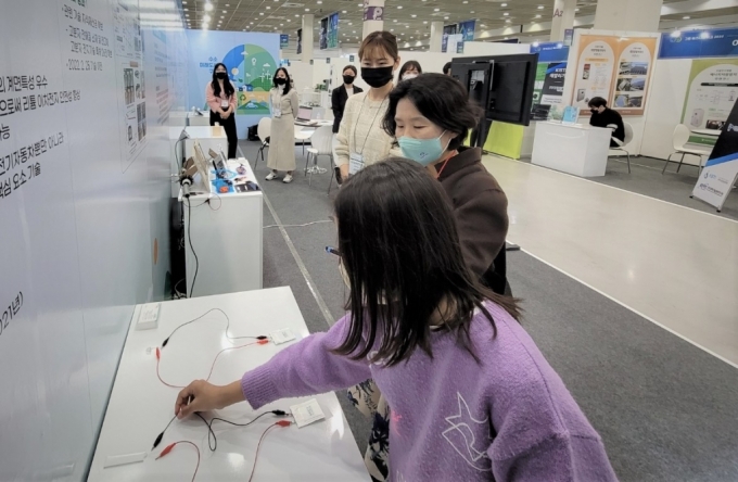 한국화학연구원 전시관에서 고분자 전고체 리튬 이차전지를 직접 구동해보고 있는 어린이. / 사진=김인한 기자
