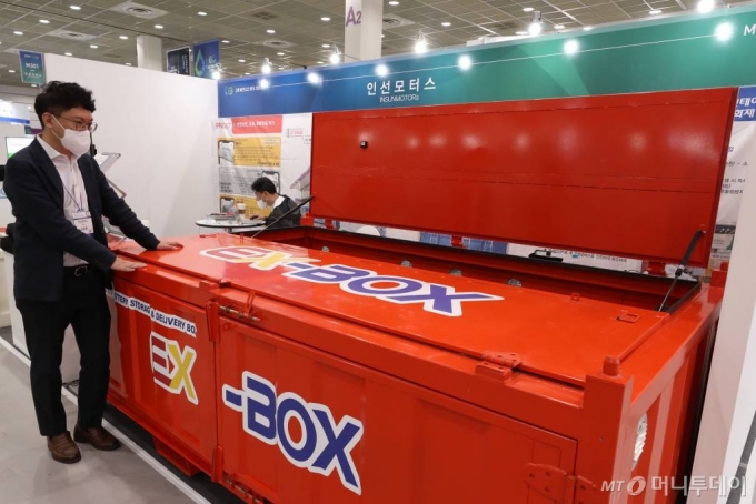 인선모터스가 13일 서울 코엑스에서 열린 '그린 비즈니스위크 2022'에서 전시한 배터리 보관·운반 장치 EX-BOX/사진=이기범 기자 leekb@