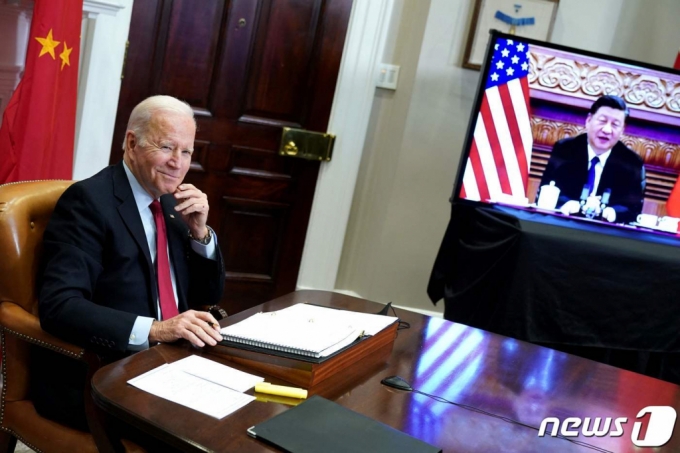 (워싱턴 AFP=뉴스1) 우동명 기자 = 조 바이든 미국 대통령이 15일(현지시간) 워싱턴 백악관에서 시진핑 중국 국가주석과 화상으로 정상회담을 하고 있다.   (C) AFP=뉴스1  