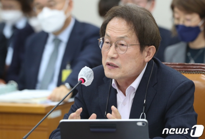조희연 서울시교육감이 17일 국정감사에서 의원들의 질의에 답하고 있다 /사진=뉴스1