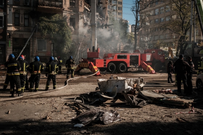 17일(현지시간) 우크라이나 수도 키이우 중심부 주거용 건물에 러시아의 자폭드론 공격이 발생했다. 사진은 구조대가 현장에서 화재를 진압하는 모습./AFPBBNews=뉴스1