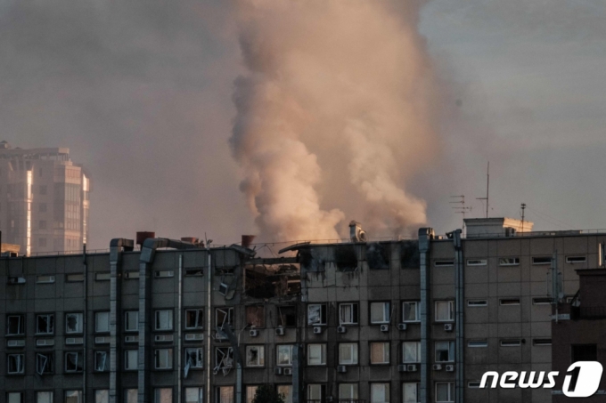 (키이우 AFP=뉴스1) 권진영 기자 = 17일(현지시간) 러시아군의 공격을 받은 우크라이나 키이우의 건물에서 연기가 솟고 있다.  ⓒ AFP=뉴스1  Copyright (C) 뉴스1. All rights reserved. 무단 전재 및 재배포 금지.