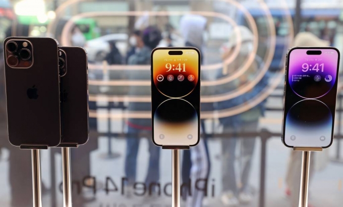 [서울=뉴시스] 조성우 기자 = 애플의 신작 아이폰14 시리즈 공식 출시일인 7일 오전 서울 중구 명동 애플스토어에 아이폰14 시리즈가 진열돼 있다. 2022.10.07.